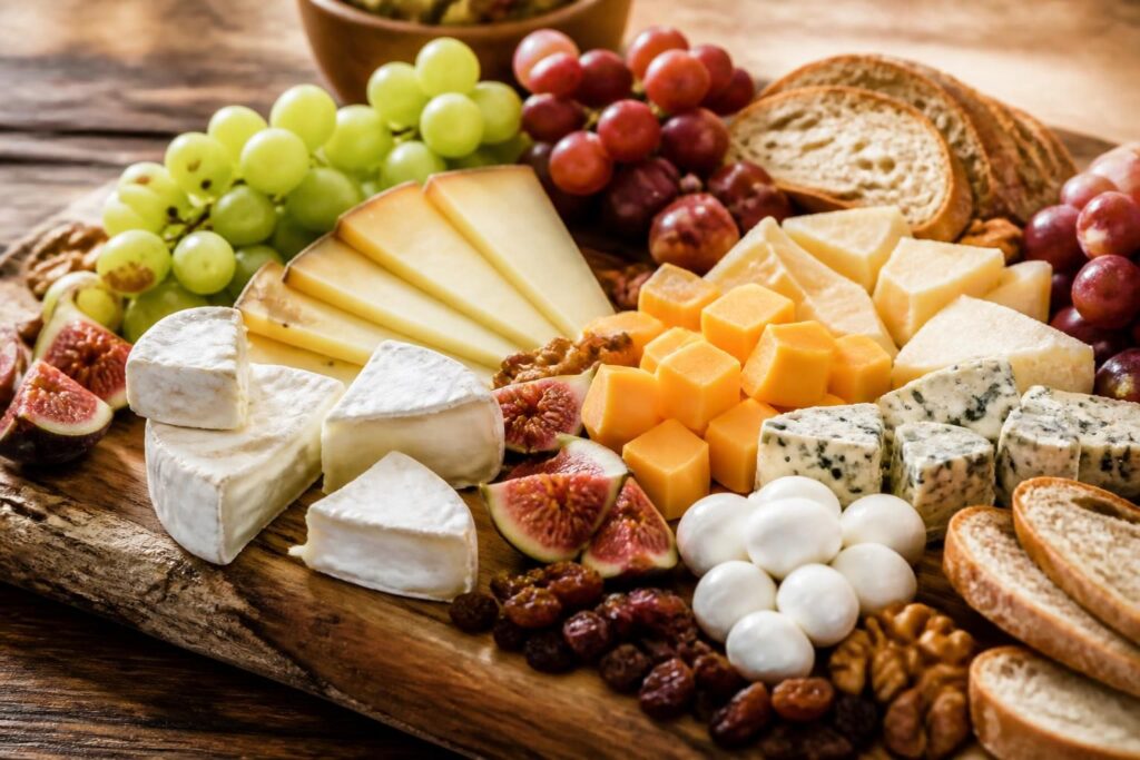 découvrez comment composer un plateau de fromages parfait pour épater vos invités avec des astuces simples et des idées gourmandes.